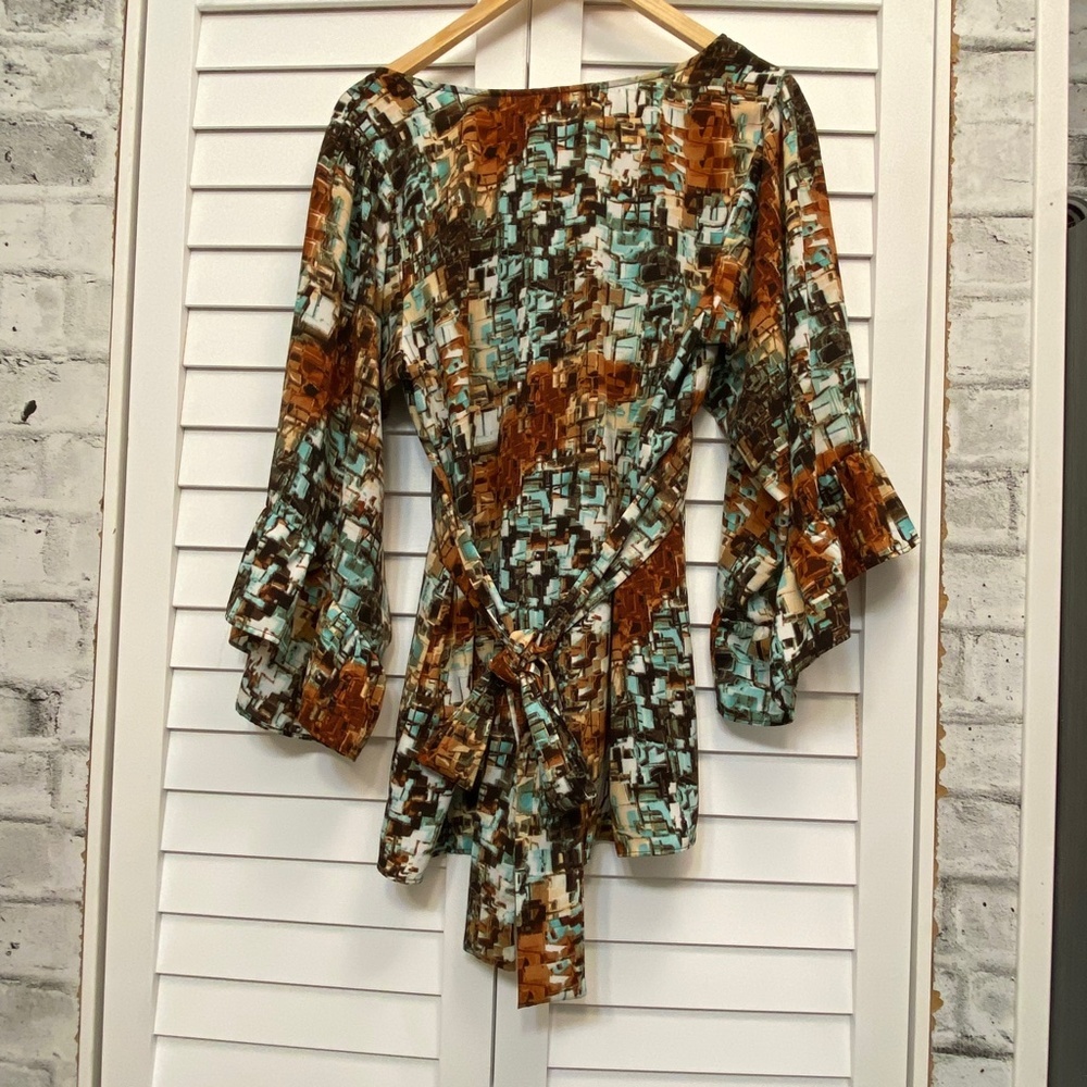 *Final Price* Betsey Johnson GeoPrint Bell Sleeve Blouse Size Large